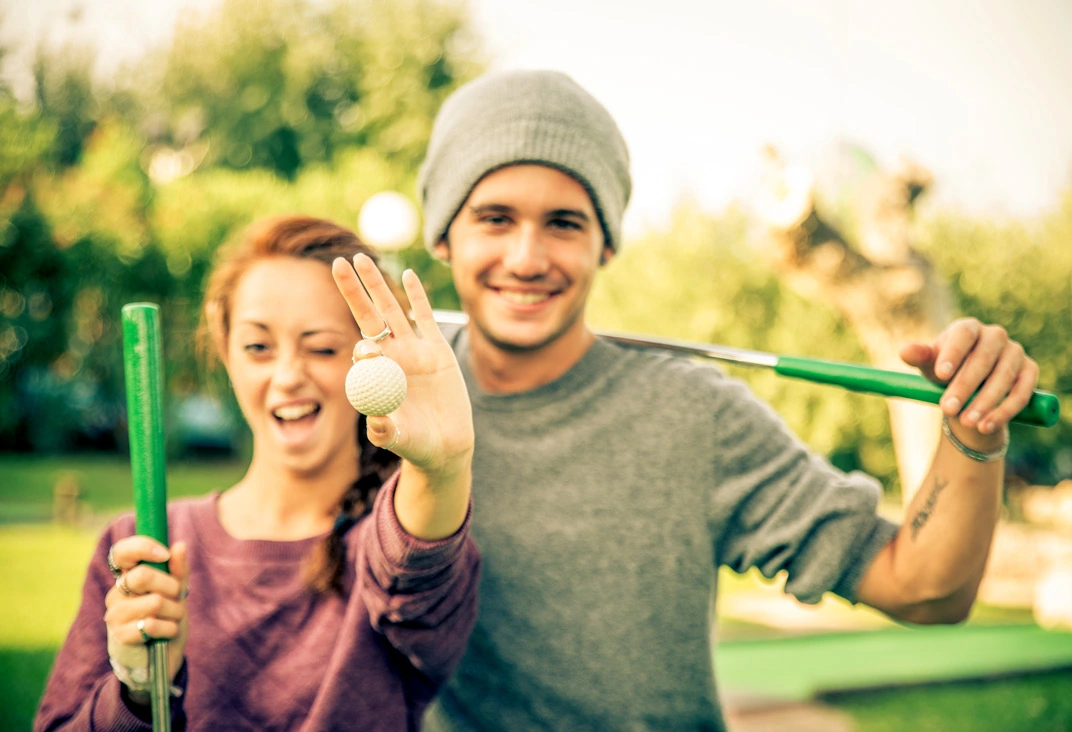 geheimtipp urlaub zu zweit deutschland Minigolf dachzelt dorf 
