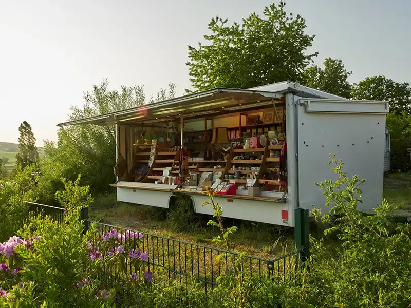 kiosk im dachzelt dorf thulba 