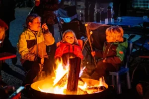 lagerfeuer kinder marshmellow grillen dachzelt dorf wochenendtrip mit kindern günstig