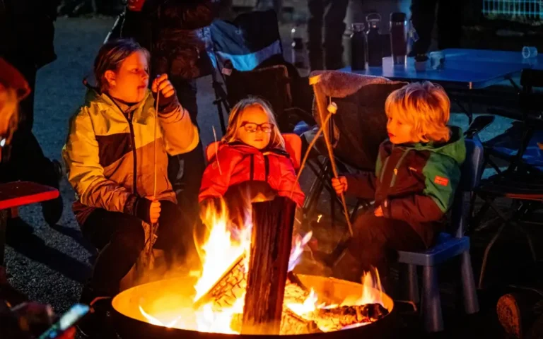 lagerfeuer kinder marshmellow grillen dachzelt dorf wochenendtrip mit kindern günstig