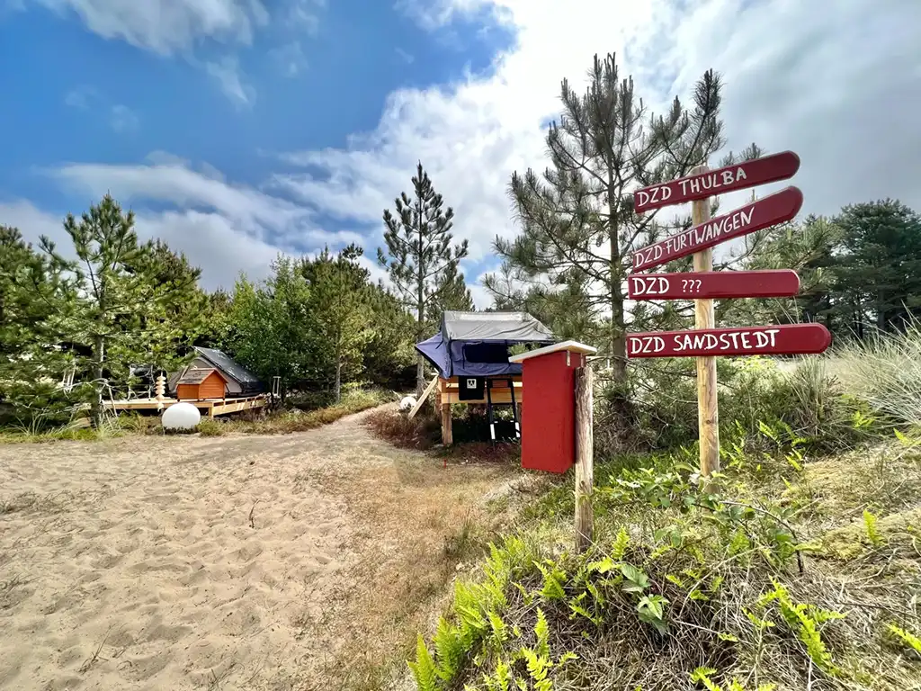 dachzelt dorf amrum wegweiser eingang