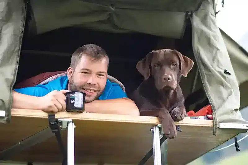 dachzelt mit hund aussergewoehnliche unterkuenfte deutschland