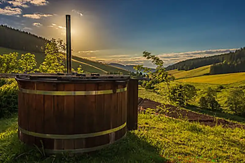 geheimtipp urlaub zu zweit deutschlan dachzelt dorf furtwangen badezuber