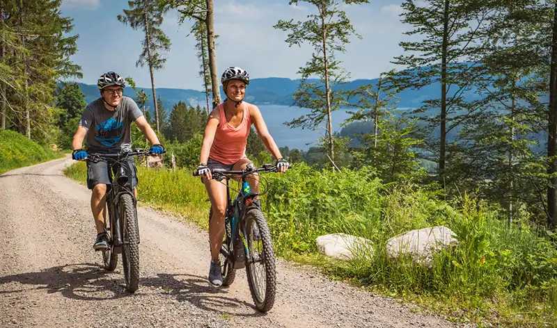 geheimtipp urlaub zu zweit schwarzwald e-bike fahrrad dachzelt dorf furtwangen